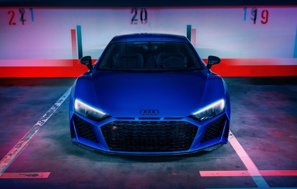 Автомобиль  Audi R8 вид спереди