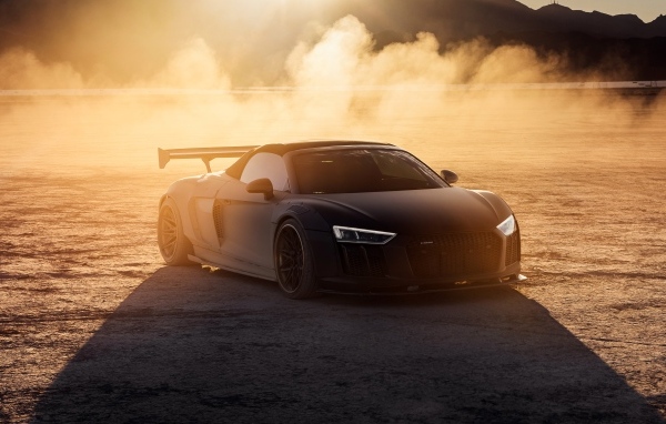 Автомобиль Audi R8 в облаке пыли