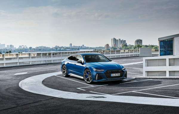 Автомобиль Audi RS 7 на трассе