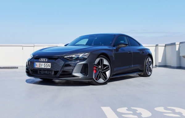Черный автомобиль Audi RS E-Tron GT 2023