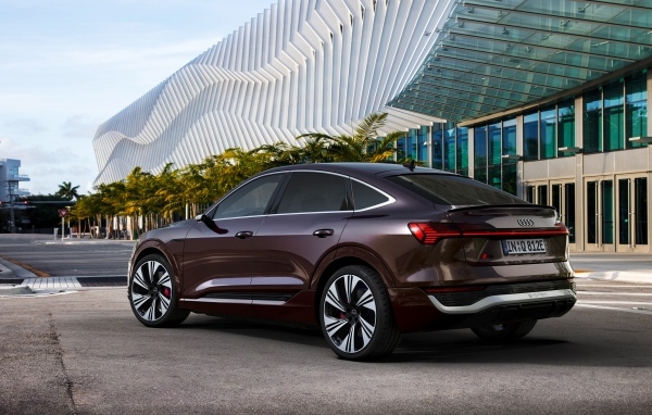 Автомобиль Audi Q8 Sportback 55 E-Tron Quattro вид сзади