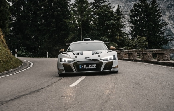 Вид спереди на автомобиль ABT Sportsline XGT Audi R8 LMS GT2