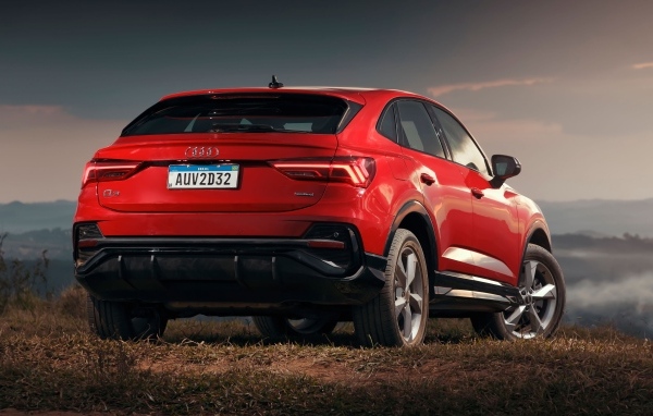 Красный внедорожник Audi Q3 Sportback 2.0 вид сзади
