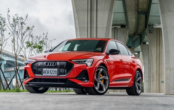 Красный автомобиль Audi E-Tron S Sportback