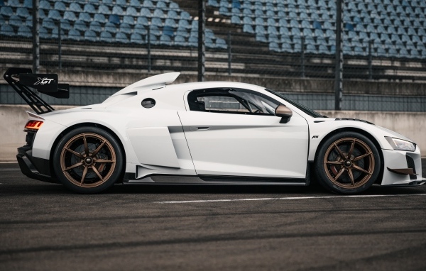 Вид сбоку на автомобиль ABT Sportsline XGT Audi R8 LMS GT2