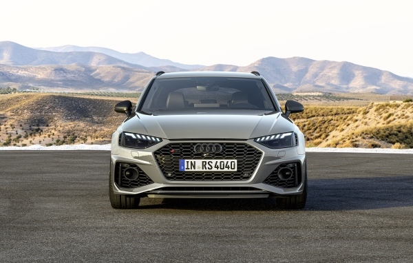 Серебристый автомобиль Audi RS 4 Avant Competition  на фоне гор