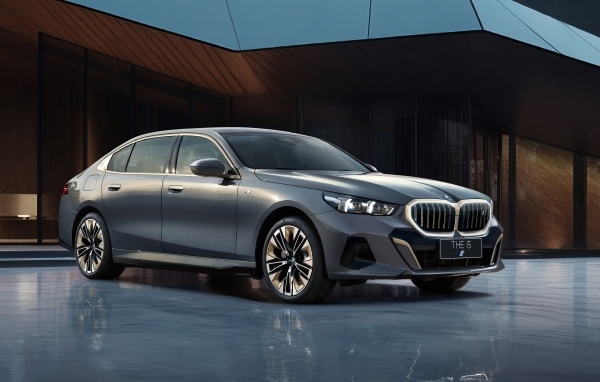 Автомобиль BMW I5 M Sport 2023 года