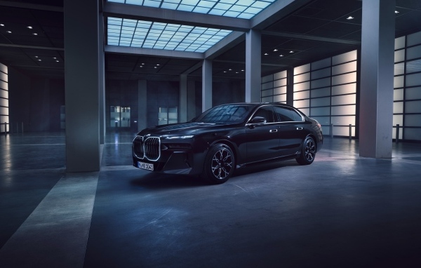 Автомобиль BMW 760i XDrive Protection в здании