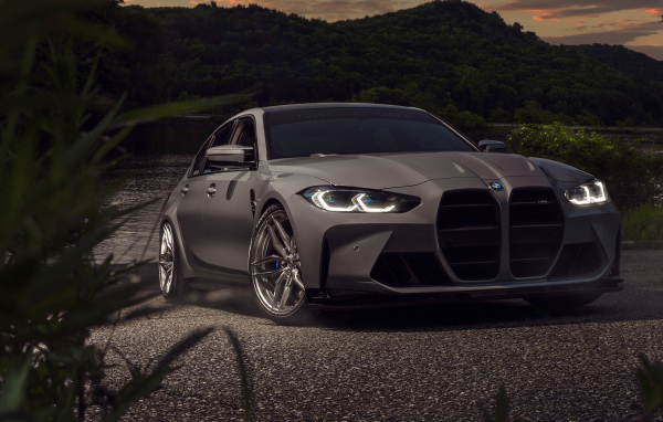 Автомобиль BMW M3 стоит у воды