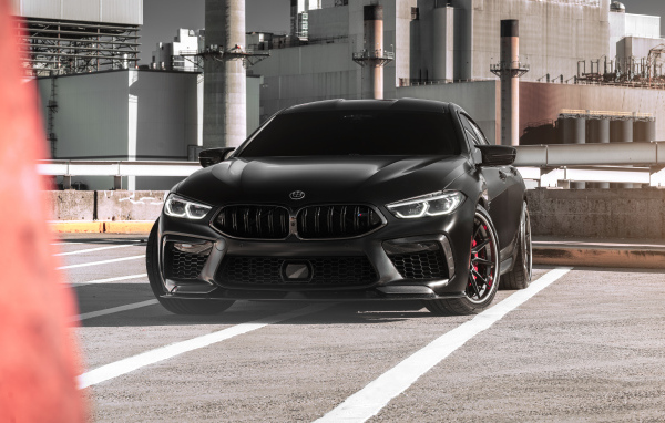 Автомобиль BMW M8 у старого завода