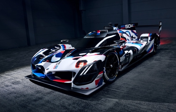 Спортивный  автомобиль BMW M Hybrid V8