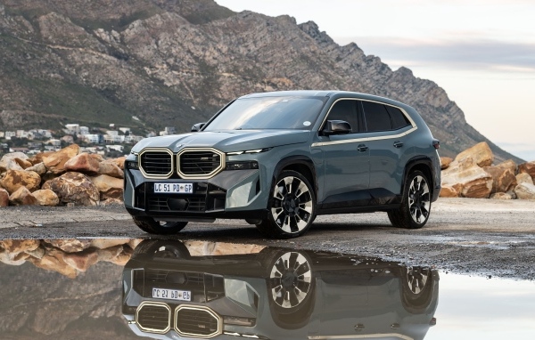 Автомобиль BMW XM 2023 в горах