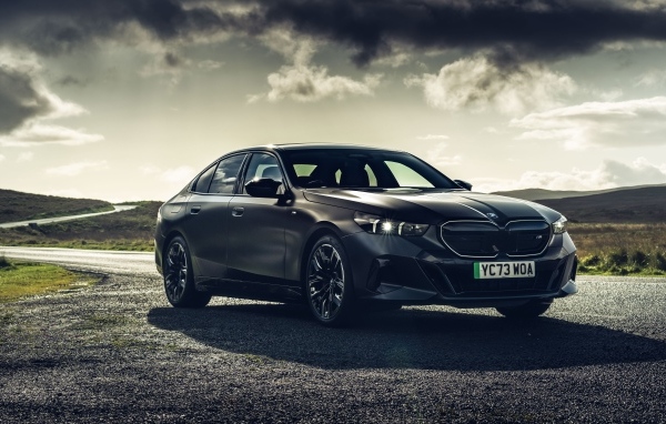 Черный автомобиль BMW I5 M60 XDrive 2023 года