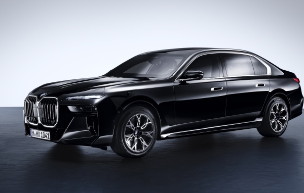 Черный стильный автомобиль BMW 760i XDrive Protection