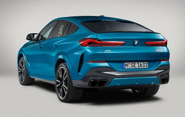 Синий автомобиль  BMW X6 2023  вид сзади