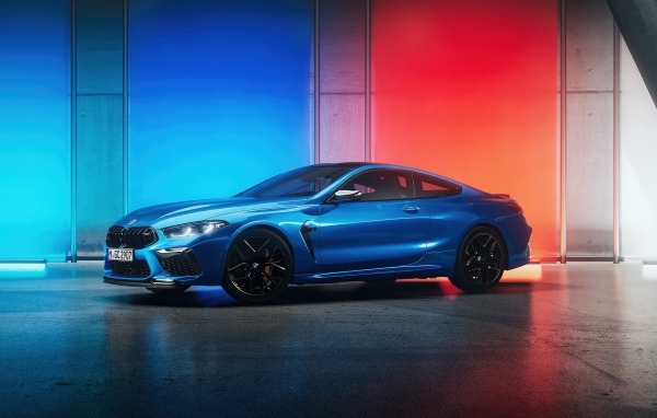 Синий дорогой автомобиль BMW M8