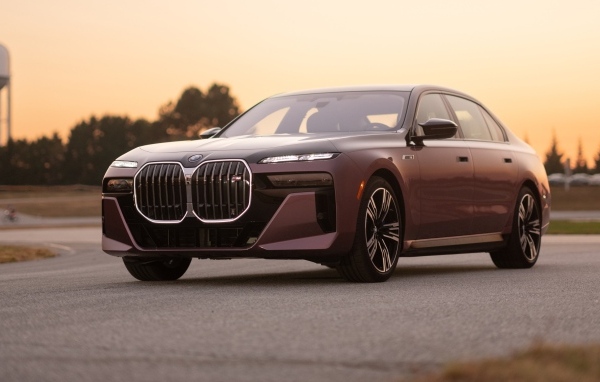 Коричневый автомобиль BMW I7 M70 XDrive 2024 года