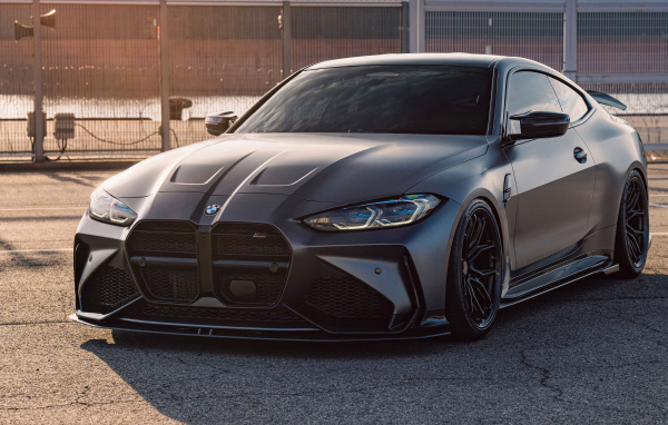 Дорогой черный автомобиль BMW M4