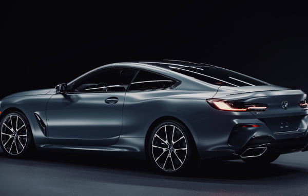 Дорогой серебристый автомобиль BMW M850i CGI  вид сзади