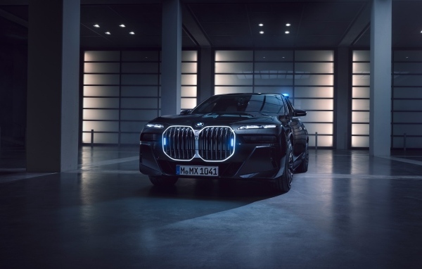 Вид спереди на автомобиль BMW 760i XDrive Protection