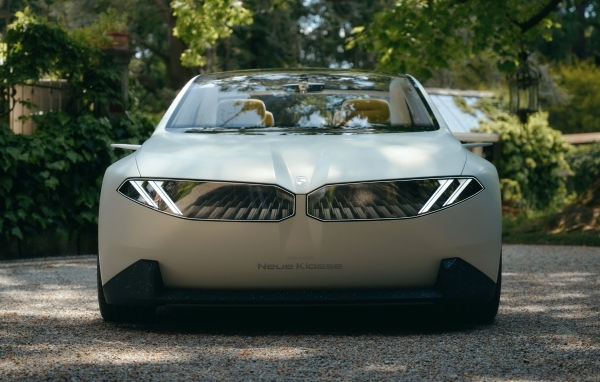 Вид спереди на автомобиль BMW Vision Neue Klasse