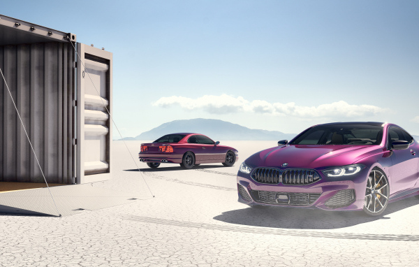 Фиолетовый автомобиль BMW 850i у гаража