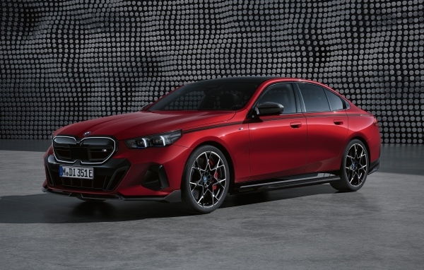 Красный автомобиль BMW I5 M60 XDrive M Performance Parts 2023 года