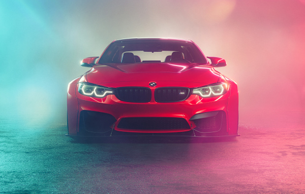 Красный автомобиль BMW M4  в дыму