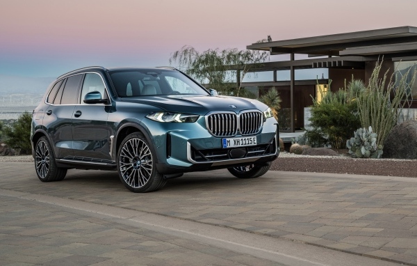Внедорожник BMW X5 2023 у дома
