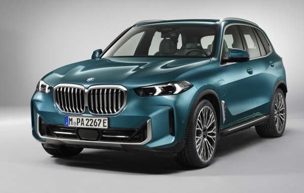 Внедорожник BMW X5 XDrive 50i 2023 на черном фоне