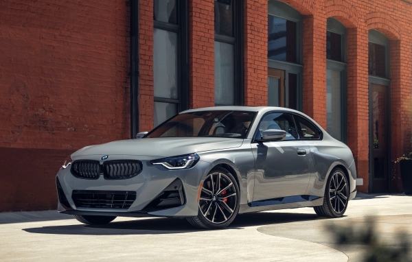 Серебристый автомобиль BMW 230i Coupé M Sport