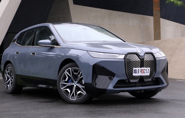 Серебристый внедорожник BMW IX XDrive40 Sport