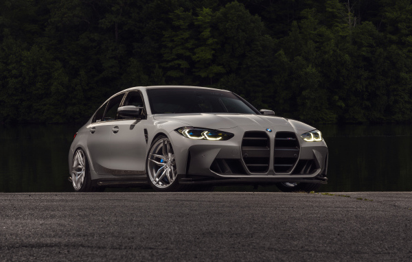 Серебристый BMW M3  на дороге