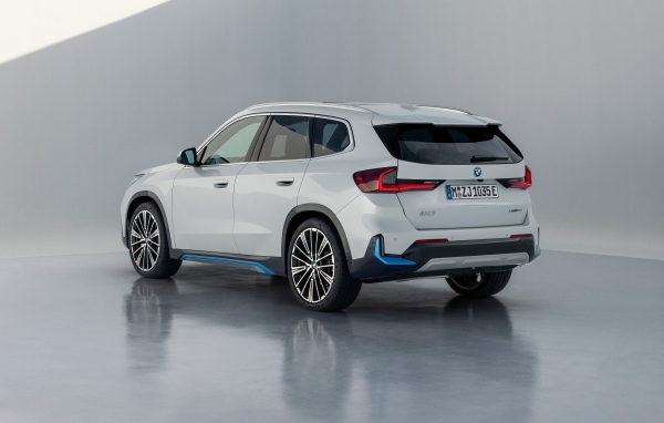 Белый внедорожник BMW IX1 XDrive30  вид сзади