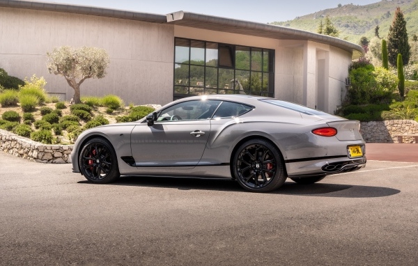 Автомобиль Bentley Continental GT S 2022 года вид сзади