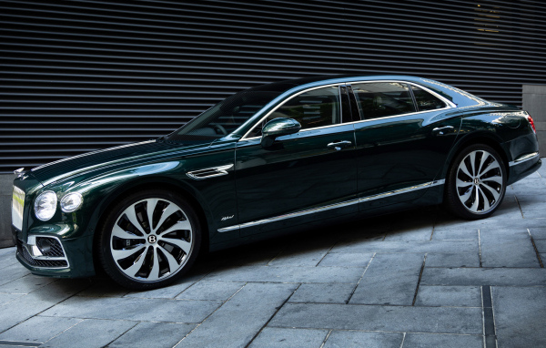 Автомобиль бизнес класса Bentley Flying Spur Hybrid 2023 года