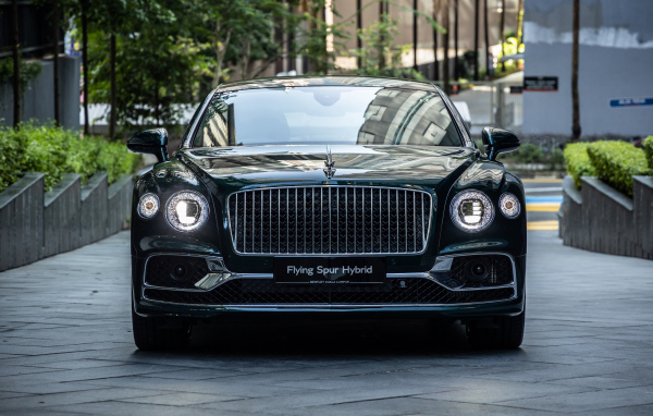 Автомобиль Bentley Flying Spur Hybrid 2023 года вид спереди