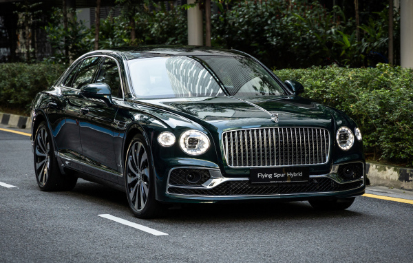 Автомобиль Bentley Flying Spur Hybrid 2023 на дороге