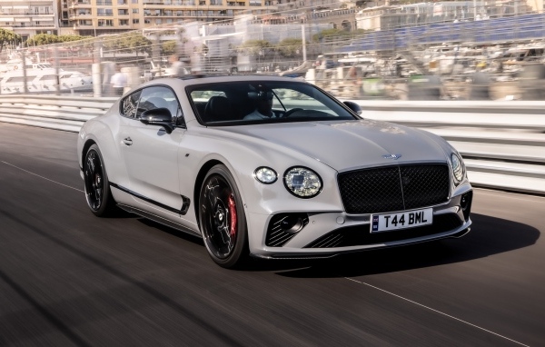Автомобиль Bentley Continental GT S на дороге