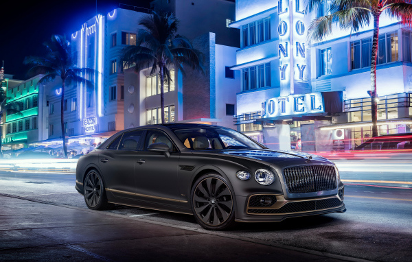 Черный автомобиль Bentley Flying Spur Hybrid 2023 года в городе