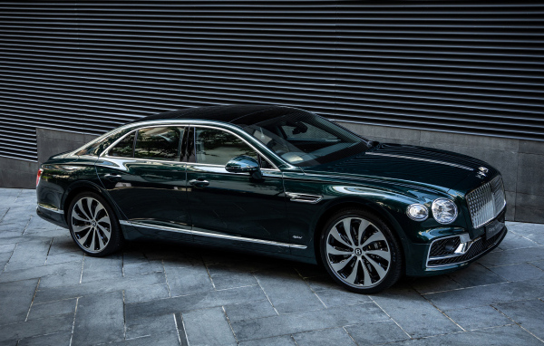 Черный автомобиль Bentley Flying Spur Hybrid 2023 года вид сбоку