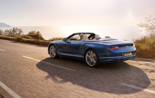Синий кабриолет Bentley Continental GT