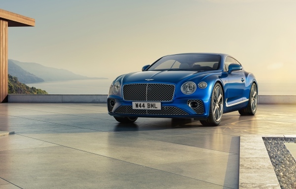 Синий дорогой автомобиль Bentley Continental GT