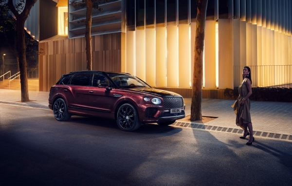 Бордовый внедорожник Bentley Bentayga EWB Mulliner 2024 года у дома