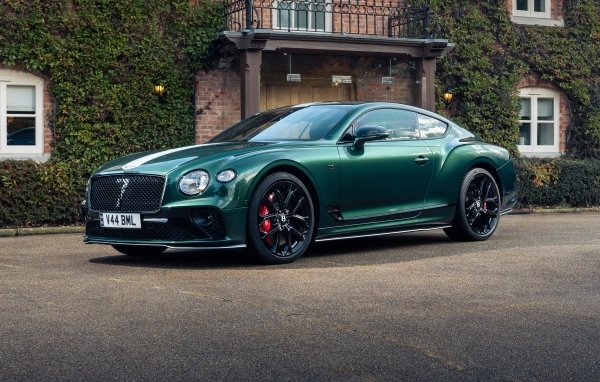 Зеленый автомобиль Bentley Continental GT