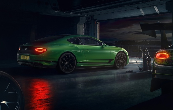 Зеленый автомобиль Bentley Continental GT S на заправке