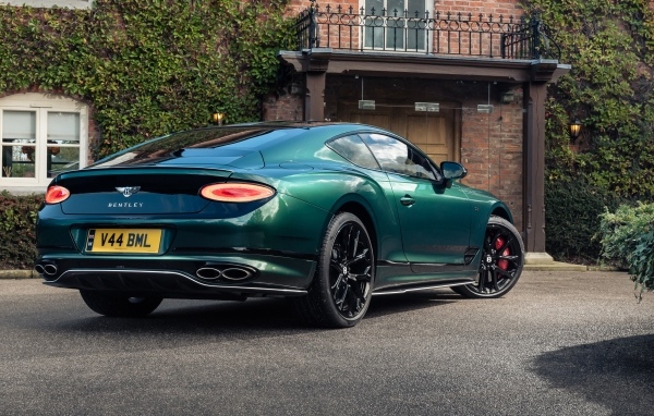Вид сзади на автомобиль Bentley Continental GT