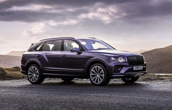 Внедорожник Bentley Bentayga EWB на фоне неба