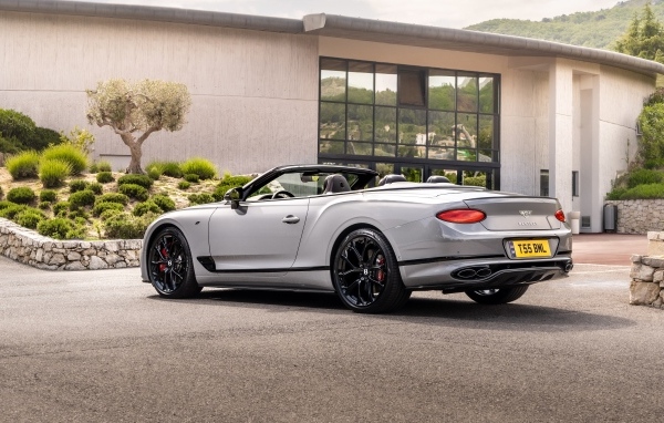 Серебристый кабриолет  Bentley Continental GT S