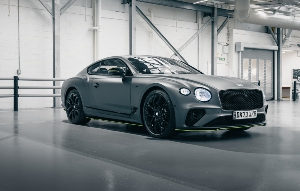 Серебристый автомобиль Bentley Continental GT V8 S
